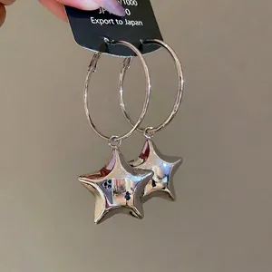 Orecchini a cerchio con ciondolo a stella in argento lucido e design minimalista