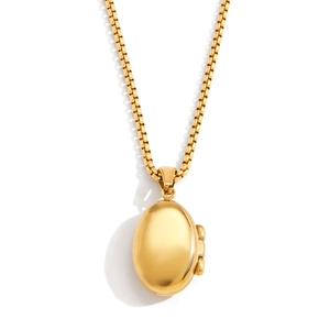 Détail du pendentif médaillon ovale en or 18K avec une finition mate brossée élégante