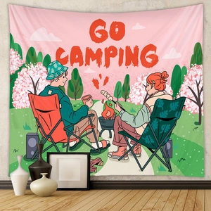 Détail de la tenture murale Go Camping avec illustration de forêt suspendue au mur