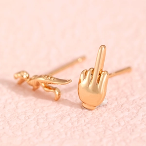 Pendientes punk asimétricos de esqueleto de dinosaurio y gesto de dedo en oro rosa