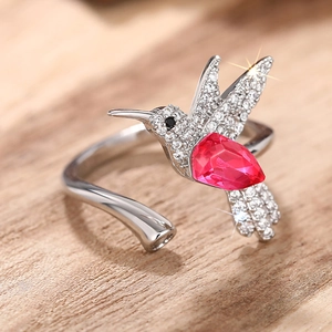 Macro-opname van zilveren kolibri ring met rode peervormige edelsteen en witte zirkonen