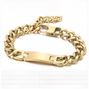 Détail du bracelet gourmette en acier doré avec plaque incurvée et chaîne d'extension