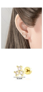 Detail view of 18K gold clover earring with clear zircons and 0.5cm width display