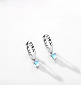 Nahaufnahme der Herz-Ohrringe aus S925 Sterlingsilber mit blauen Mondsteinen