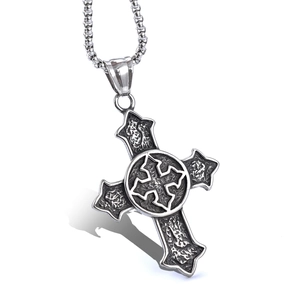 Collier avec pendentif double croix en acier inoxydable au fini argent rétro chic