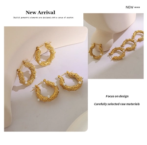 Détails de boucles d'oreilles en U dorées avec texture martelée et perles fines