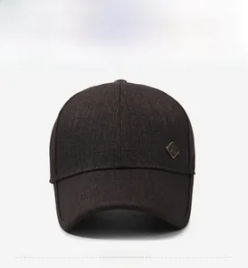Détail d'une casquette en toile marron foncé avec boucle métallique en bronze antique