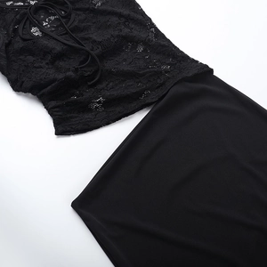 Détail de dentelle noire et tissu lisse sur une robe ajustée à la coupe slim