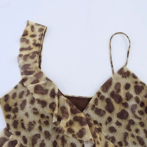 Dettaglio del top leopardato in mesh con spallina asimmetrica a volant e scollo a V