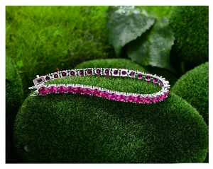 Makro-Detail des S925 Sterling Silber Tennisarmbands mit 5mm magentafarbenen Edelsteinen