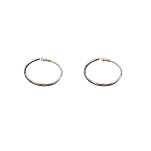 Boucles d'oreilles créoles argentées minimalistes au design circulaire géométrique