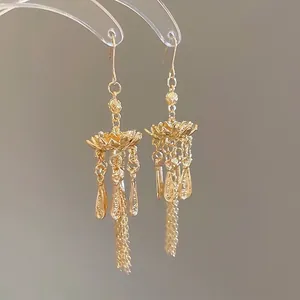 Goldene Lotusblumen-Ohrringe mit Quasten und Tropfenanhängern im edlen Vintage-Ethno-Stil