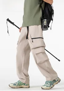 Dettaglio dei pantaloni cargo con tasche laterali e cinghie di regolazione in vita tactical
