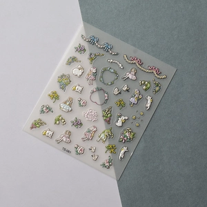 Détails macro de stickers d'ongles 5D en relief aux motifs floraux et de lapins