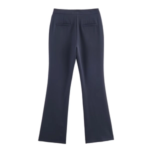Détail du pantalon évasé bleu marine avec taille ajustée et coutures de précision