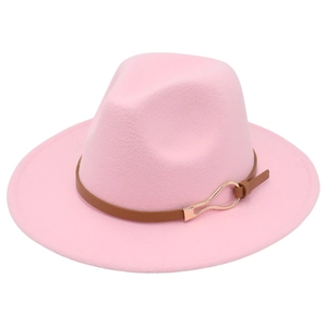 Détail d'un chapeau fedora en feutre rose avec une boucle de ceinture marron