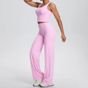 Dettaglio del set yoga rosa con pantaloni a gamba larga e top sportivo corto coordinato