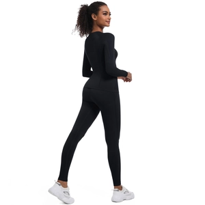 Vista posteriore del set yoga nero senza cuciture con trama in maglia traspirante