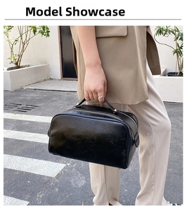 Présentation d'un grand sac cosmétique en cuir noir avec fermetures éclair dorées
