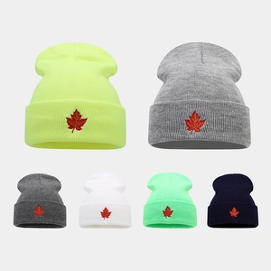 Knit Beanie Hat With Red Maple Leaf Embroidery Acrylic Ribbed Warm Winter Skull Cap For Men Women Streetwear Fashion