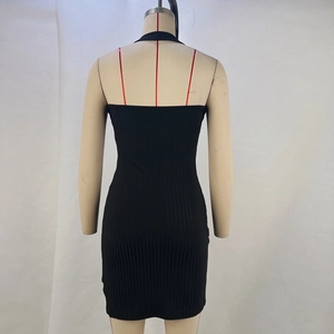 Détail du tissu en maille côtelée noire sur une robe courte sans manches moulante