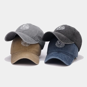 Détail de plusieurs casquettes en coton lavé avec broderie du logo Energy en couleurs