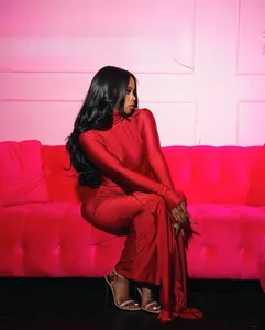 Détail du body rouge à manches longues en tissu élastique brillant avec col montant