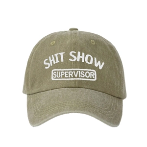 Cappellino da baseball verde oliva in cotone lavato con ricamo Shit Show Supervisor