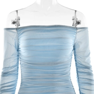 Détail du tissu en mesh bleu clair avec texture plissée froncée sur une robe à épaules nues