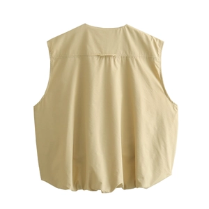 Vue détaillée de l'ourlet plissé et du dos du gilet sans manches beige à texture nette