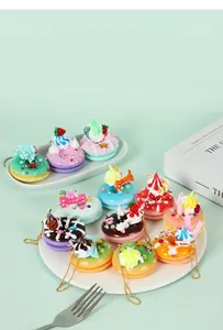 Vue de dessus de charms macarons colorés avec crème et fruits dans des plateaux blancs