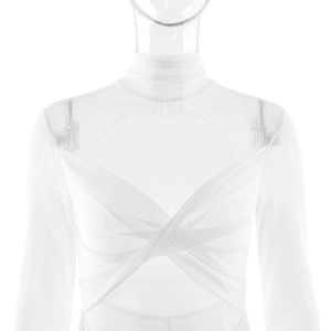Détail du tissu en maille blanche avec plis croisés élégants et col montant sur le haut