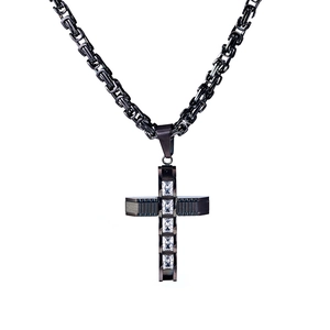 Detail der schwarzen Kreuzkette mit Zirkonia-Inlay und byzantinischer Gliederkette