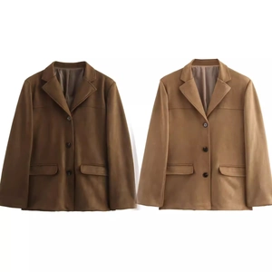 Détail de blazers en daim marron foncé et clair avec fermeture à trois boutons