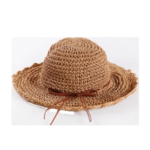 Chapeau de soleil d'été pour femmes à bord large, bords ondulés et nœud marron