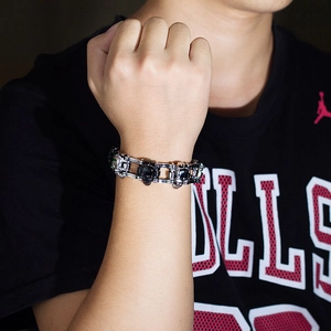 Detailansicht eines klobigen Rock-Totenkopf-Armbands für Herren in Silber und Schwarz