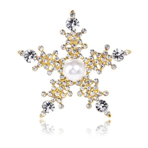 Détail d'une broche flocon dorée avec cristaux étincelants et perle centrale