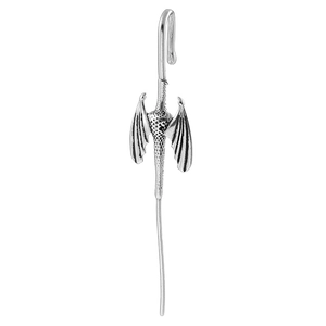Détail d'un protège-oreille dragon gothique en argent avec aile et structure fine