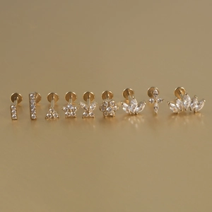Collection de neuf clous d'oreilles dorés en acier inoxydable avec zircons clairs brillants