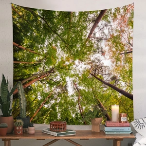 Dettaglio dell'arazzo con chiome di alberi e decorazioni in stile boho