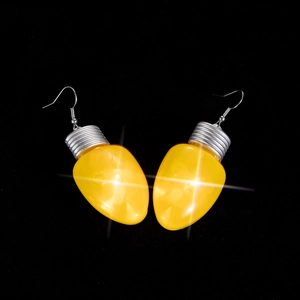 Paio di orecchini a LED gialli luminosi con ganci in argento su sfondo nero