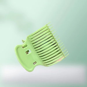 Gros plan sur la pince à cheveux verte pour le coiffage et la protection thermique en salon