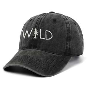 Vintage-Basecap in Dunkelgrau mit weißem WILD-Stickereidesign und Tannenbaum-Motiv