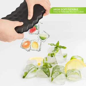 Moule a glacons en silicone souple pour glacons de fruits maison et cocktails frais.