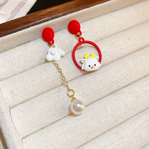 Détail de boucles d'oreilles asymétriques dragon du Nouvel An avec perles