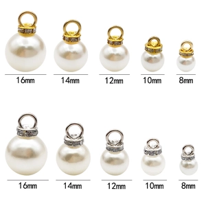 Ciondoli di perle con basi in strass oro e argento in cinque misure da 8mm a 16mm