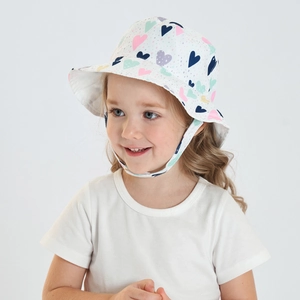 Détail du chapeau de soleil enfant avec motif cœurs colorés et mentonnière réglable