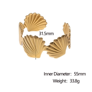 Detailed view of gold scallop cuff bracelet with dimensions 31.5mm and weight 33.8g