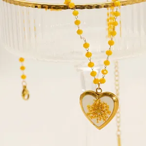 Collier médaillon cœur vintage avec fleurs séchées jaunes et chaîne perlée dorée