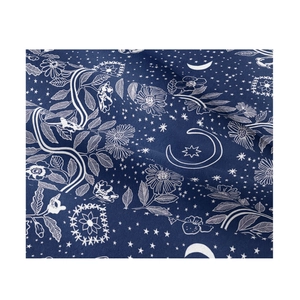 Detail von dunkelblauem Boho-Wandteppich mit weißen Blumen- und Mondphasen-Mustern